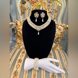 Elegant Pearl and Gold Jewelry Set